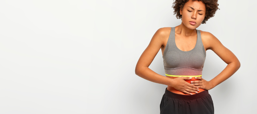 Mulher com SII a colocar as mãos na barriga