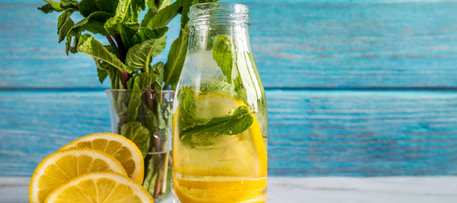 Jarra com água aromatizada de laranja e hortelã 