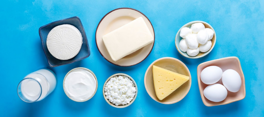 Conjunto de alimentos ricos em cálcio sobre um fundo azul