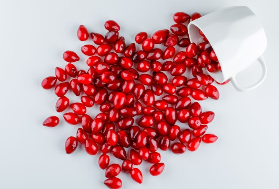 Suplementos de astaxantina dispostos em cima de um fundo branco