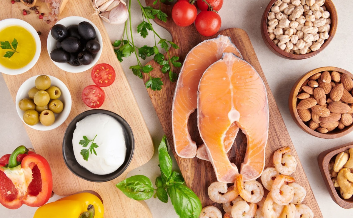 tábuas de madeira com alimentos variados e coloridos 