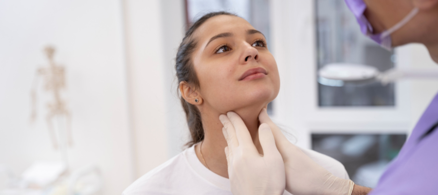 Mulher num consultório a fazer um check-up médico