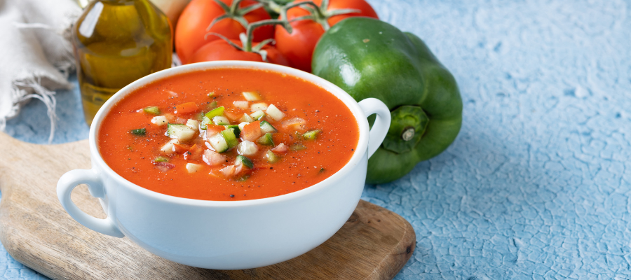 Taça de sopa com gaspacho à alentejana