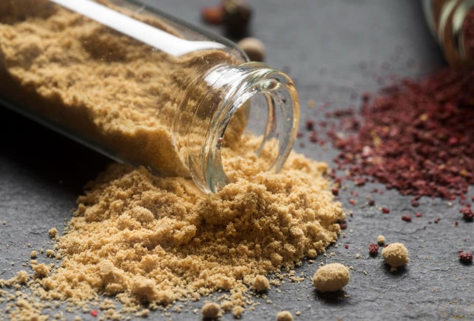 Frasco aberto com ginseng em pó