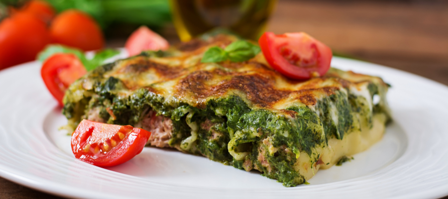 Prato com dose individual de lasanha de espinafres e cogumelos