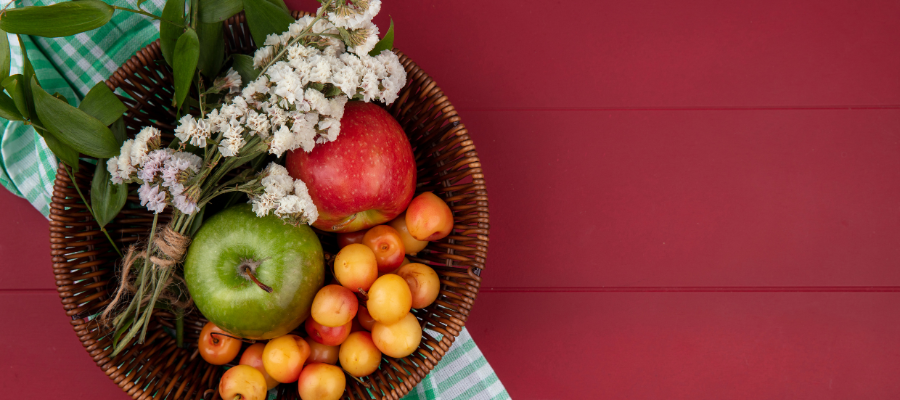 Cesta de frutas da primavera