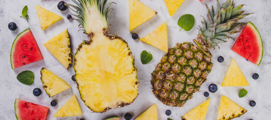 Algumas frutas do verão cortadas em pedaços 