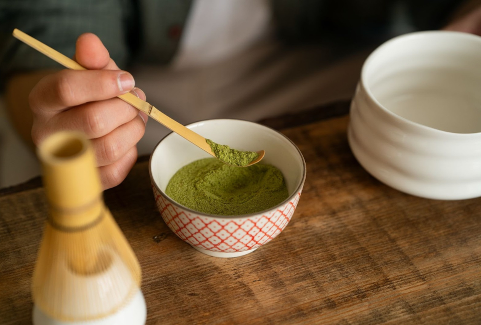 pequena taça com matcha