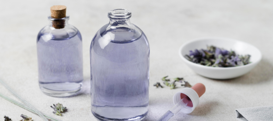 Frascos de vidro com óleo essencial de lavanda