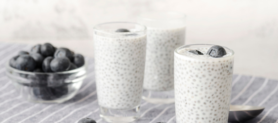 Copos com pudim de chia com iogurte decorados com mirtilos