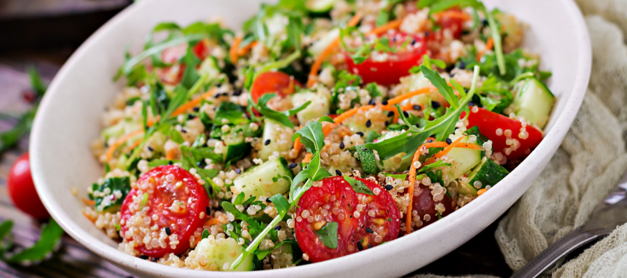 Salada de quinoa com legumes