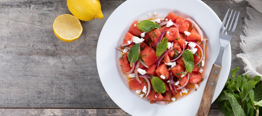 Prato com salada de melancia com queijo feta e folhas de hortelã