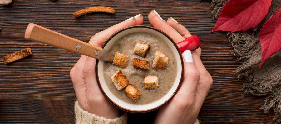 Sopa de castanhas com pedaços de pão torrado