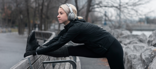 Mulher a treinar no inverno no exterior