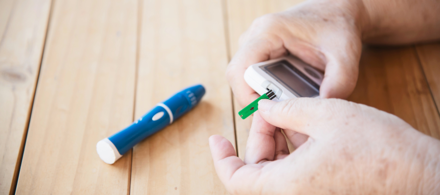 Pessoa a medir a glicose com um medidor de glicemia
