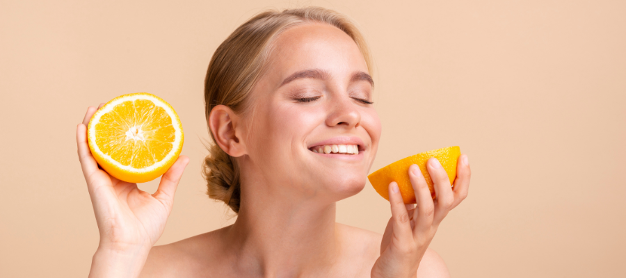 mulher a segurar duas metades de um limão com as mãos