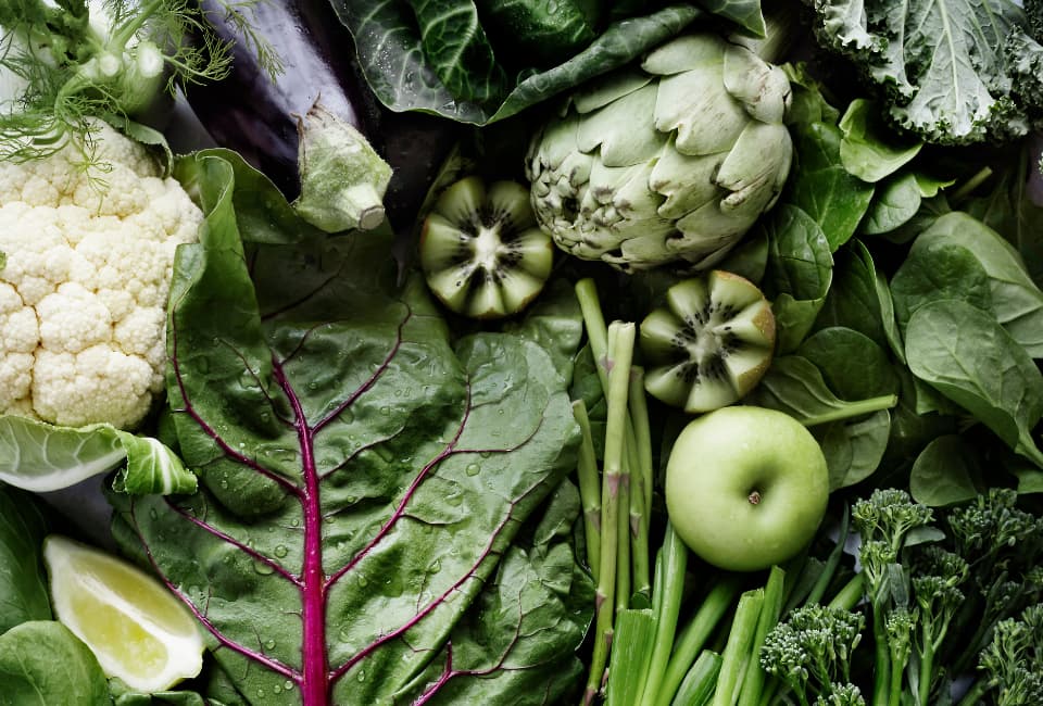 Conjunto de frutas e legumes verdes fontes de vitamina K2