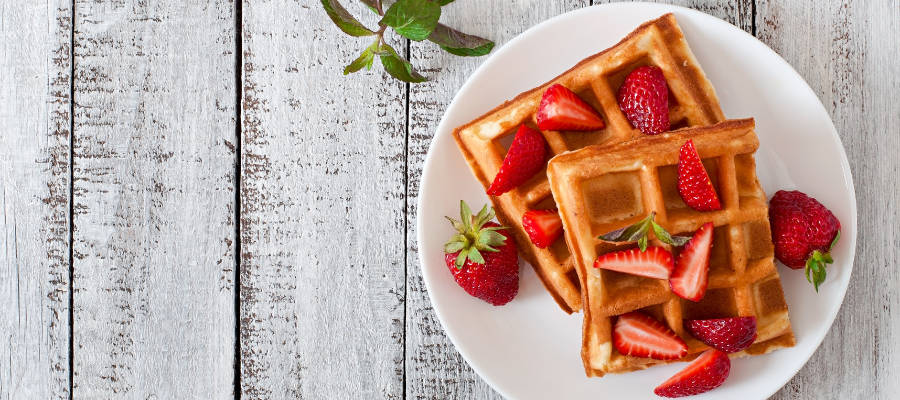 Prato com duas waffles e morangos 