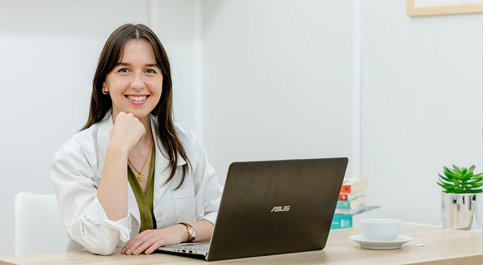Nutricionista Dra. Rita de Cássia Silva no gabinete de consultas de nutrição